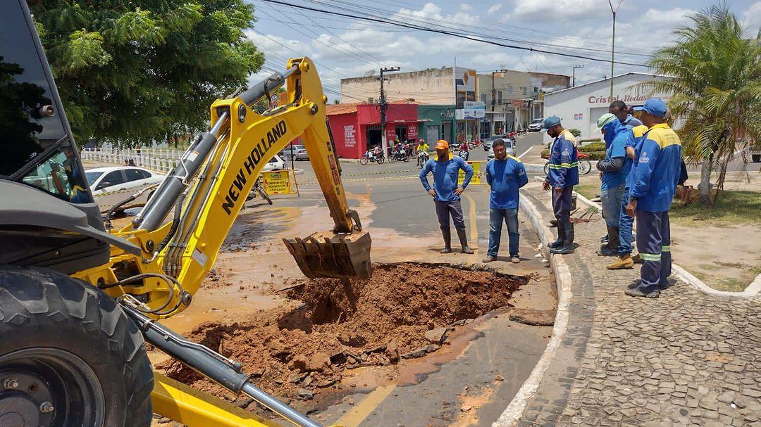 Rompimento de Adutora na Av. Augusto Teixeira