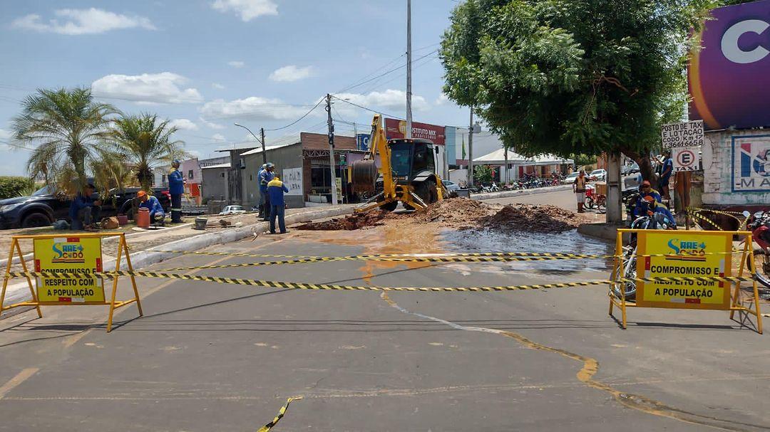 Rompimento de Adutora na Av. Augusto Teixeira
