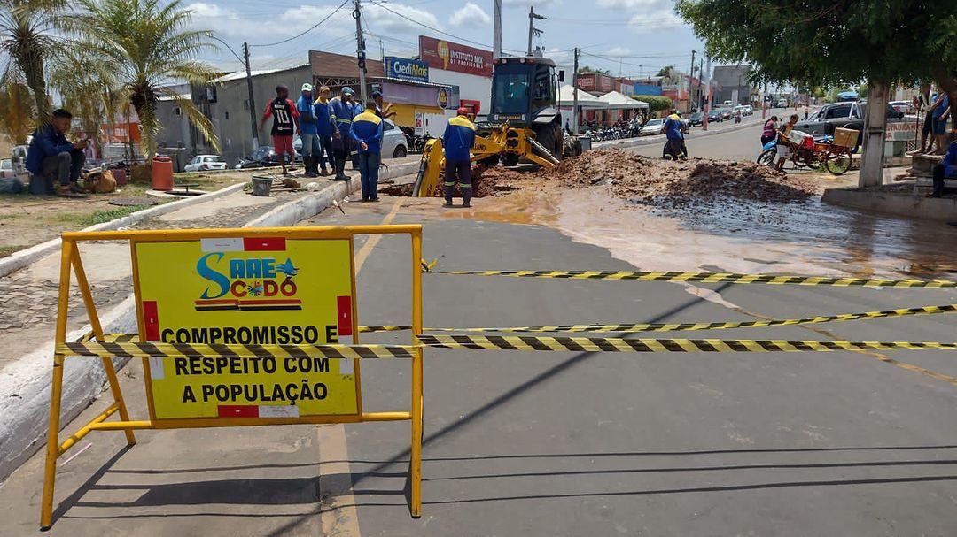 Rompimento de Adutora na Av. Augusto Teixeira