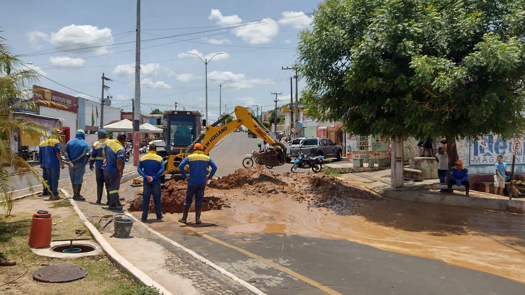 Rompimento de Adutora na Av. Augusto Teixeira