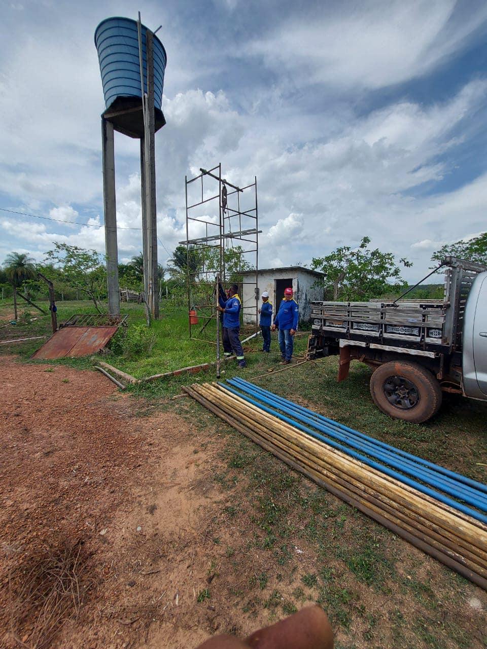 Serviço Autônomo de Água e Esgoto (SAAE), realizou nesta segunda-feira (28) a troca de uma bomba do poço artesiano na comunidade Puraquer, zona rural do município.