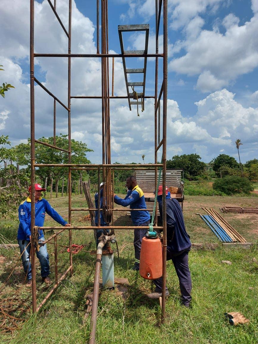 Serviço Autônomo de Água e Esgoto (SAAE), realizou nesta segunda-feira (28) a troca de uma bomba do poço artesiano na comunidade Puraquer, zona rural do município.