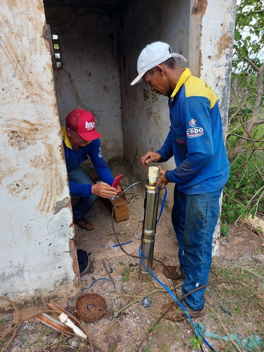 Serviço Autônomo de Água e Esgoto (SAAE), realizou nesta segunda-feira (28) a troca de uma bomba do poço artesiano na comunidade Puraquer, zona rural do município.