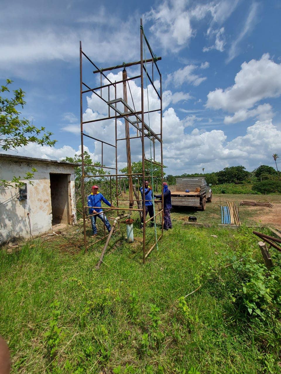 Serviço Autônomo de Água e Esgoto (SAAE), realizou nesta segunda-feira (28) a troca de uma bomba do poço artesiano na comunidade Puraquer, zona rural do município.
