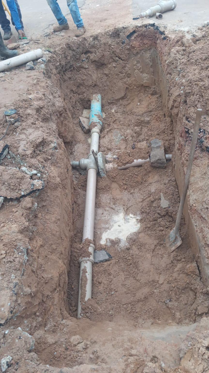 Na manhã desta terça-feira (28-03), devido ao rompimento da adutora na rua Alagoa, o bairro Residencial Santa Rita, ficou sem água.