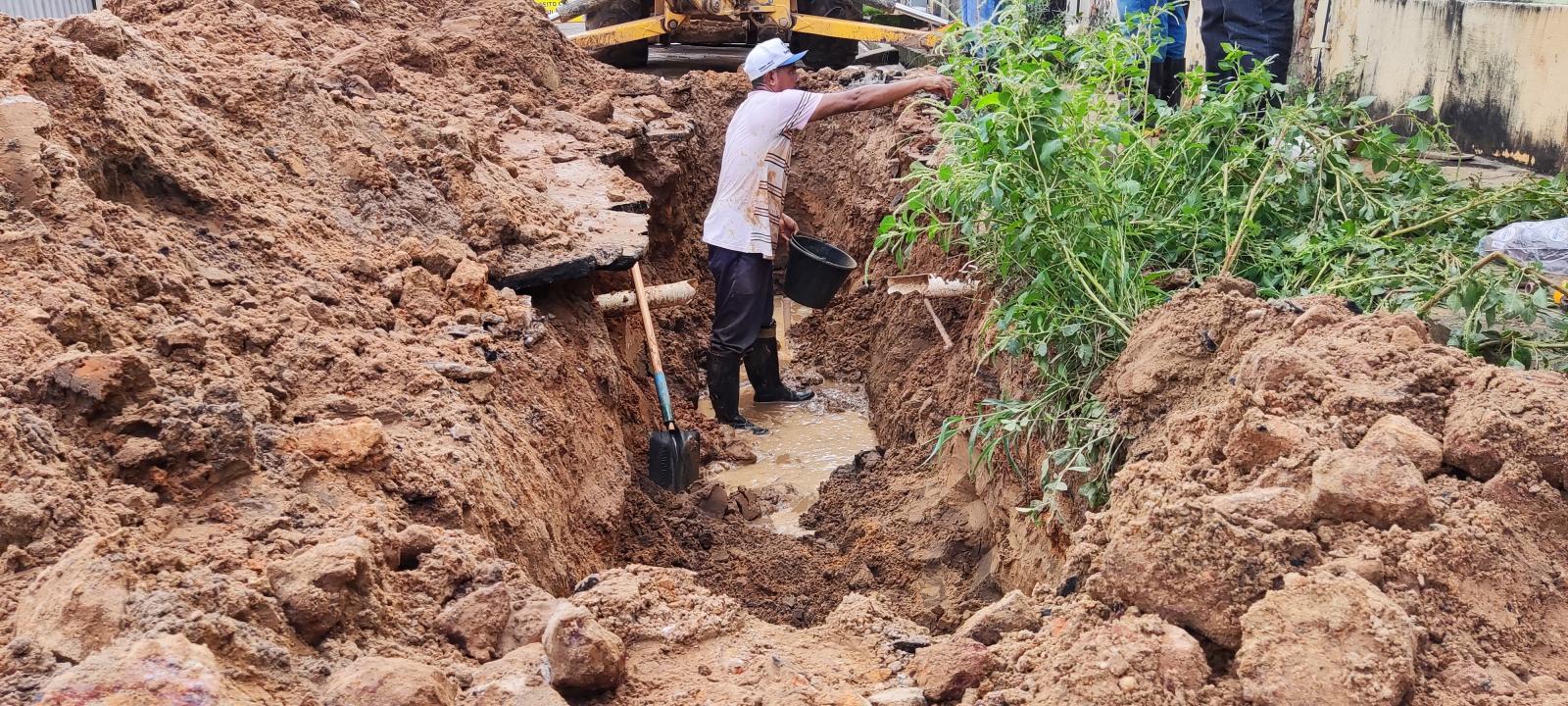 Na manhã desta quinta-feira (13/04), devido ao rompimento de adutora na rua Santa Filomena, os bairros Santo Antônio, Santa Filomena e São Sebastião , ficaram sem água.