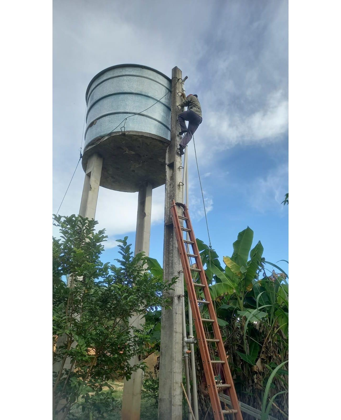 Na Sexta-Feira (14/04), o SAAE realizou a limpeza da caixa d´água no PT do Povoado Saco.