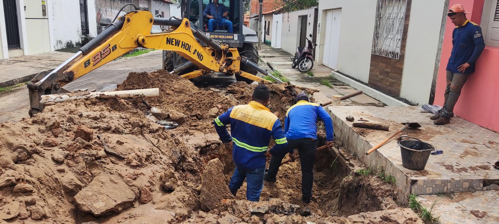 Nesta Segunda-feira (15/05), o SAAE retirou vazamento na adutora da Rua Higino Bastos.