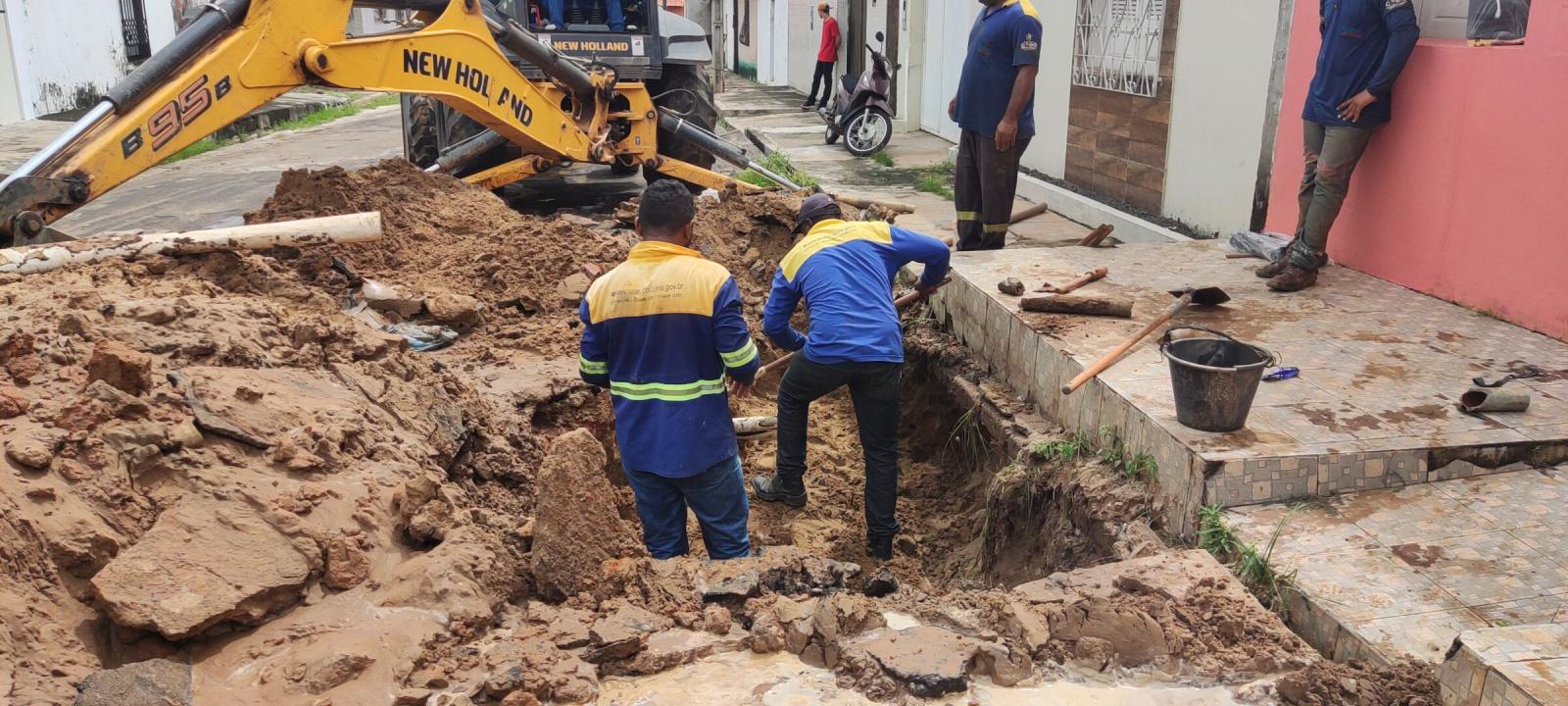 Nesta Segunda-feira (15/05), o SAAE retirou vazamento na adutora da Rua Higino Bastos.