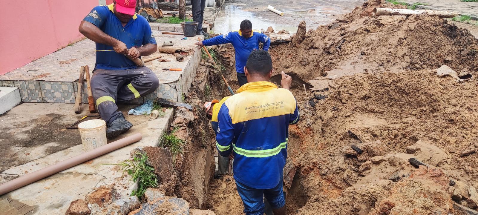 Nesta Segunda-feira (15/05), o SAAE retirou vazamento na adutora da Rua Higino Bastos.