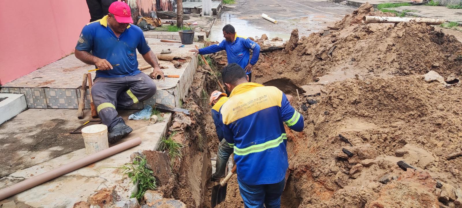 Nesta Segunda-feira (15/05), o SAAE retirou vazamento na adutora da Rua Higino Bastos.