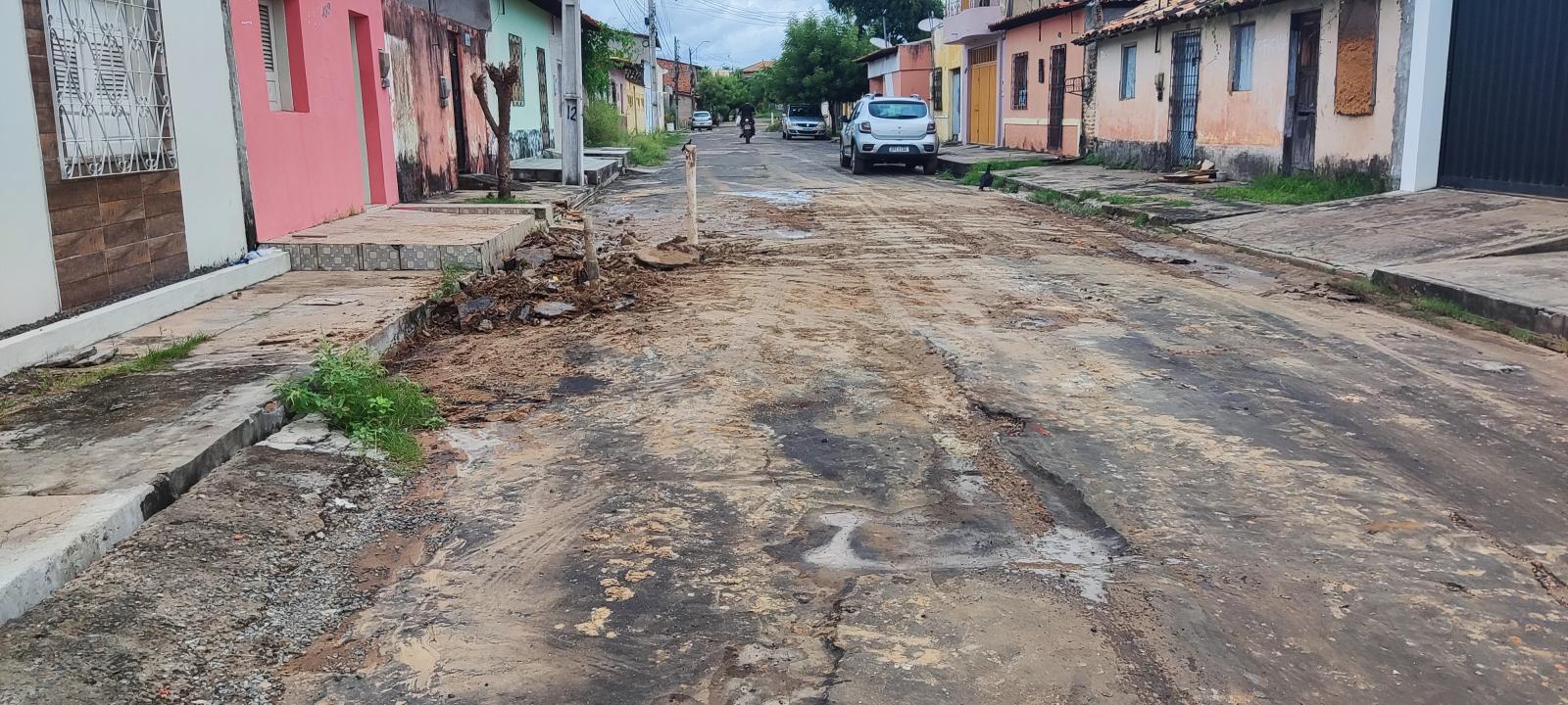 Nesta Segunda-feira (15/05), o SAAE retirou vazamento na adutora da Rua Higino Bastos.
