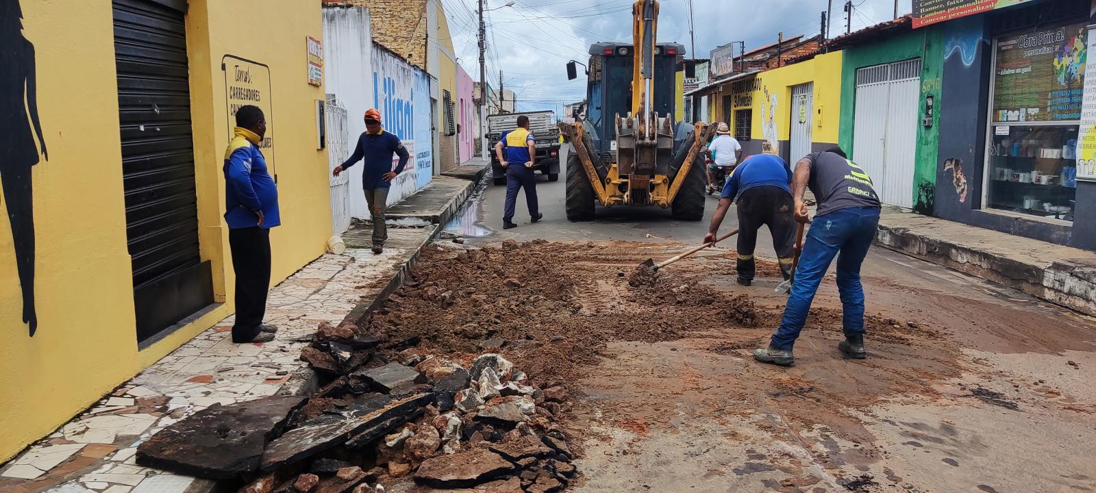 Nesta Segunda-feira (15/05), o SAAE retirou vazamento na adutora da Rua Pedro Serra.