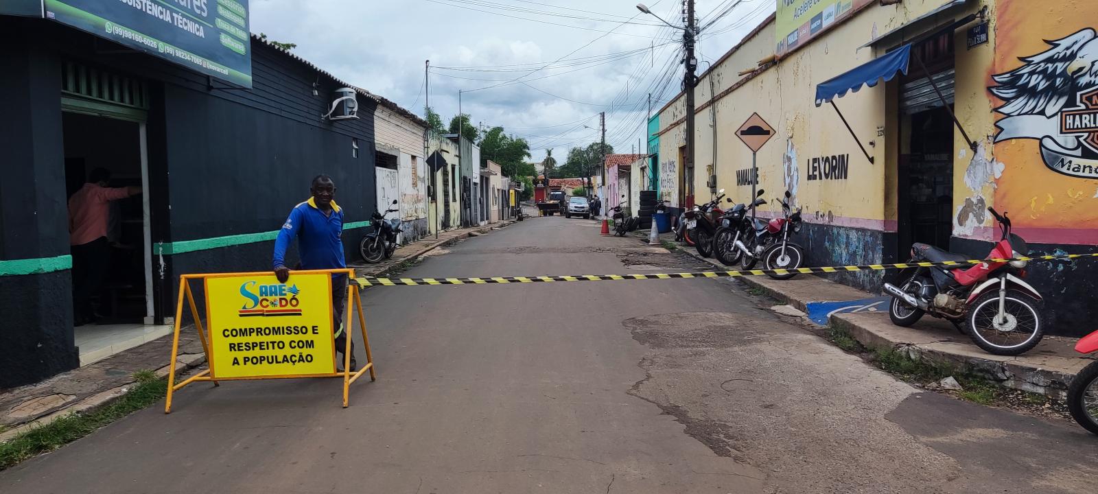 Nesta Segunda-feira (15/05), o SAAE retirou vazamento na adutora da Rua Pedro Serra.