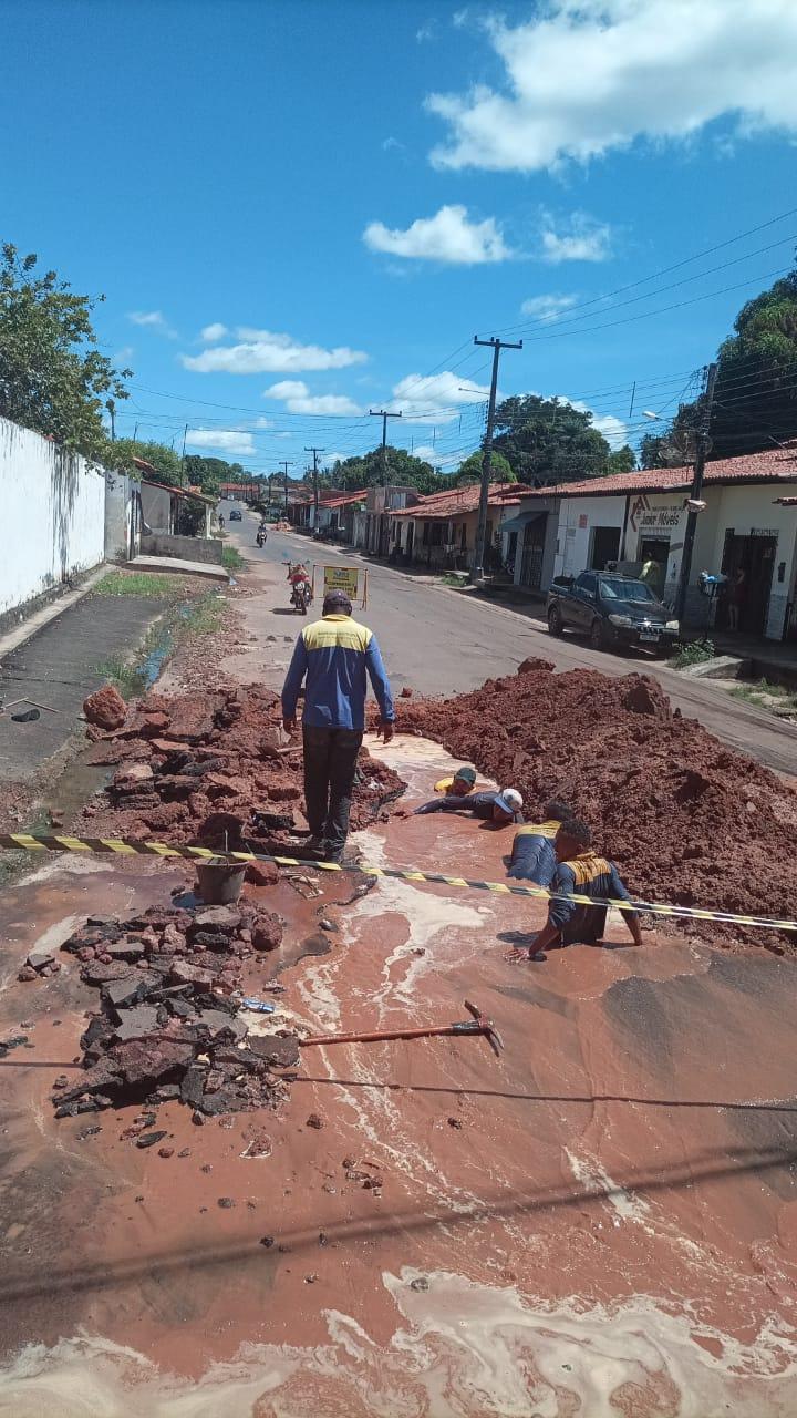 Nesta Segunda (22/05), o SAAE retirou vazamento na rede geral da rua Rio de Janeiro.