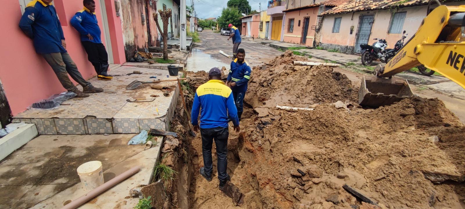 Nesta Segunda-feira (15/05), o SAAE retirou vazamento na adutora da Rua Higino Bastos.