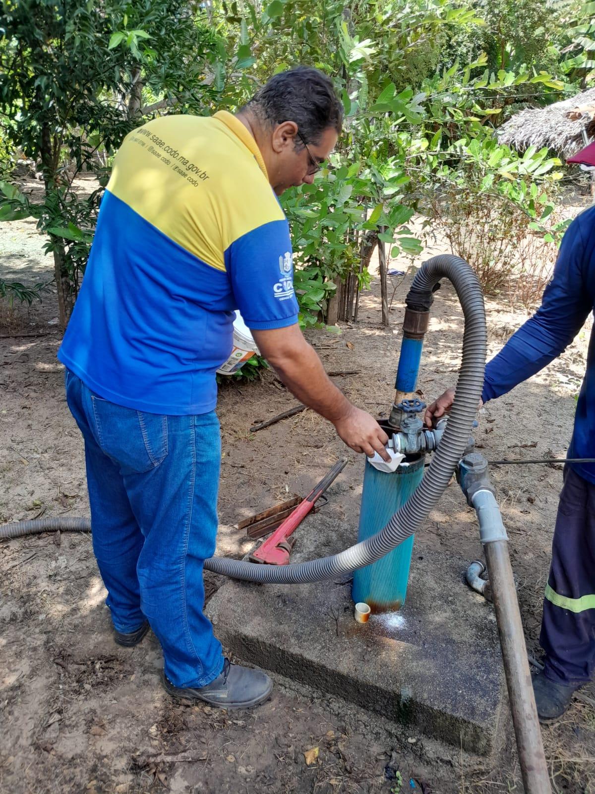 Nesta Segunda-feira (12/06), o SAAE, realizou no PT do Povoado Santa Barbara, a limpeza e desinfecção do Poço e da caixa d´água. Nesta Segunda-feira (12/06), o SAAE, realizou no PT do Povoado Santa Barbara, a limpeza e desinfecção do Poço e da caixa d´água.