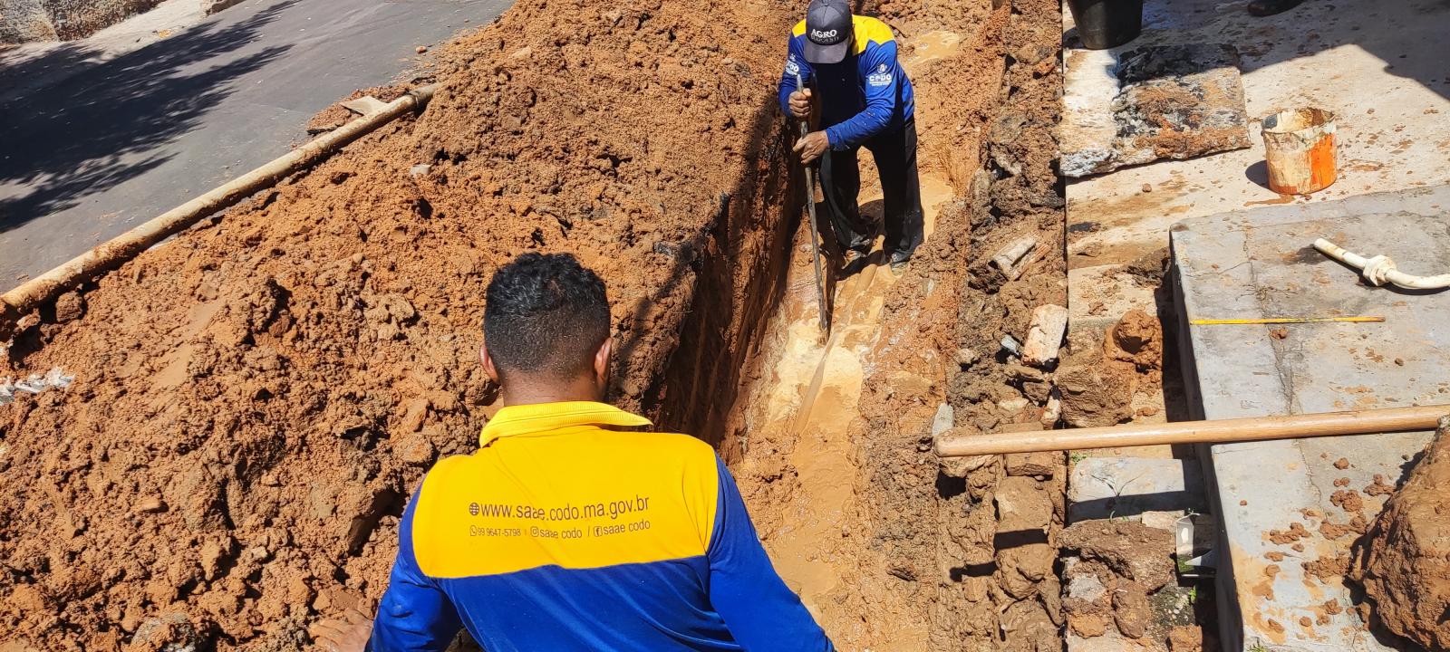 Nesta quinta-feira(24/08), o SAAE retirou vazamento na rede geral (de cimento amianto - rede antiga que aos poucos está sendo substituída) da rua César Brandão.