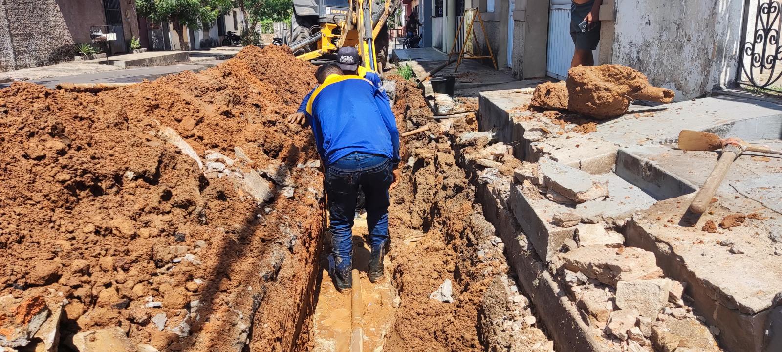 Nesta quinta-feira(24/08), o SAAE retirou vazamento na rede geral (de cimento amianto - rede antiga que aos poucos está sendo substituída) da rua César Brandão.