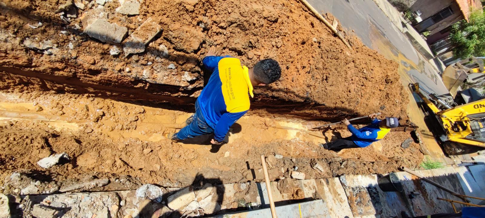 Nesta quinta-feira(24/08), o SAAE retirou vazamento na rede geral (de cimento amianto - rede antiga que aos poucos está sendo substituída) da rua César Brandão.