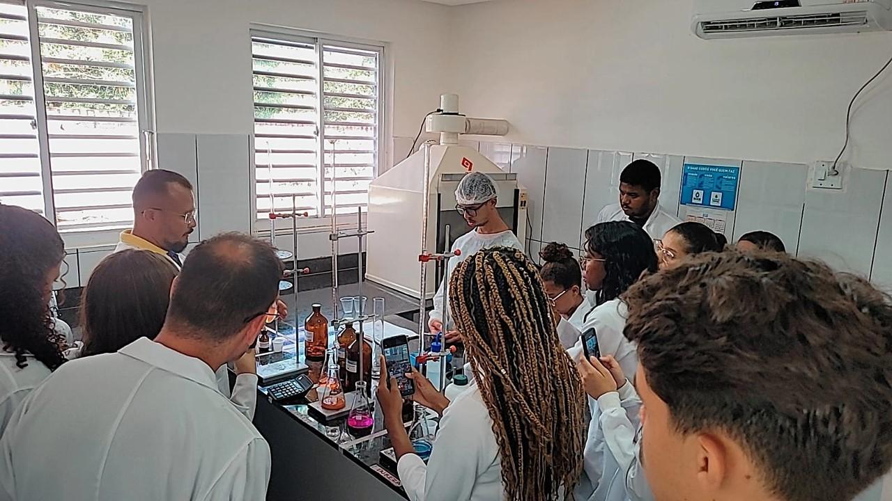 O Laboratório do SAAE, recebeu nesta terça-feira (22/08/2023), a visita dos alunos do IFMA Campos Codó - Instituto Federal do Maranhão, dos Cursos de Agro Indústria e Alimentos. O Laboratório do SAAE, recebeu nesta terça-feira (22/08/2023), a visita dos alunos do IFMA Campos Codó - Instituto Federal do Maranhão, dos Cursos de Agro Indústria e Alimentos.