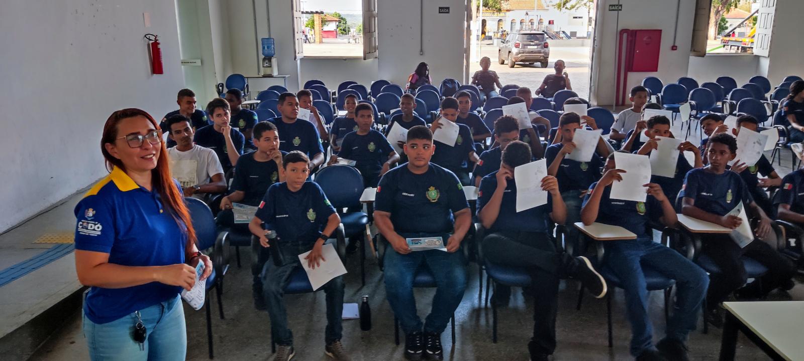 Nesta terça-feira (24/10), o SAAE realizou uma palestra na Escola Cívico-Militar Nagib Buzar, abordando o tema do uso consciente da água durante esse período de estiagem.
