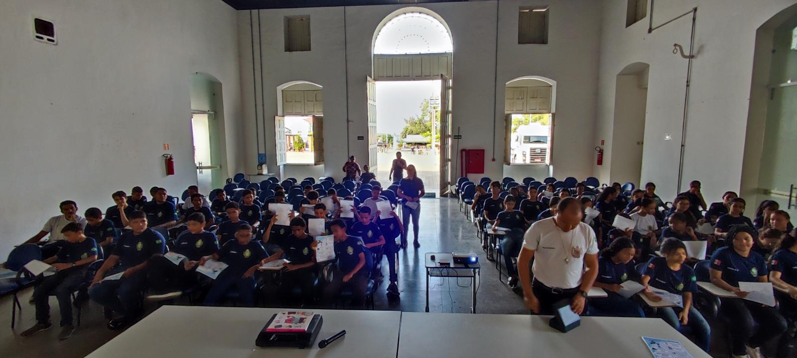 Nesta terça-feira (24/10), o SAAE realizou uma palestra na Escola Cívico-Militar Nagib Buzar, abordando o tema do uso consciente da água durante esse período de estiagem.