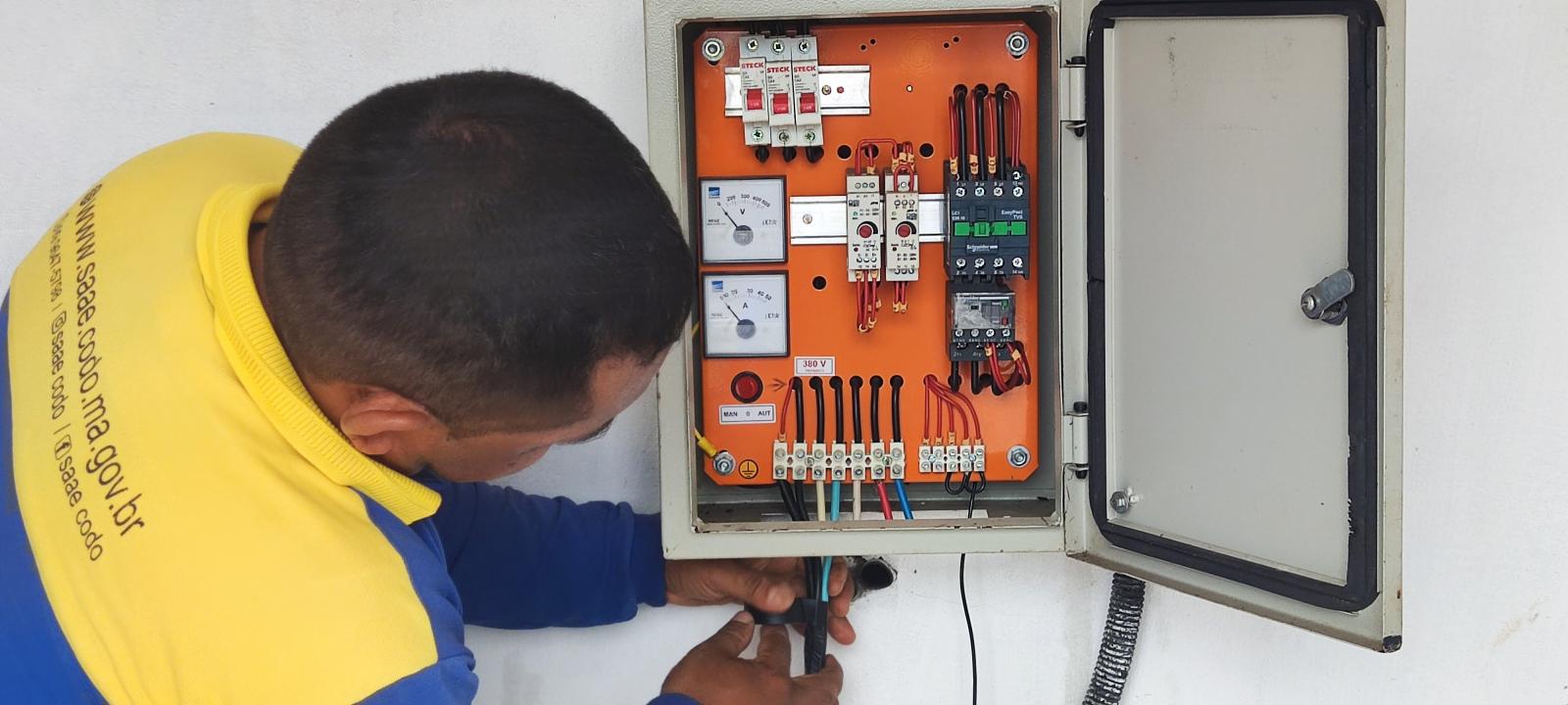 O SAAE comunica aos consumidores do Residencial São Pedro, que o motivo da falta d´água hoje (06/11), ocorreu devido à ação de vândalos que roubaram a fiação e destruíram o quadro elétrico do poço do residencial São Pedro (PT 38).
